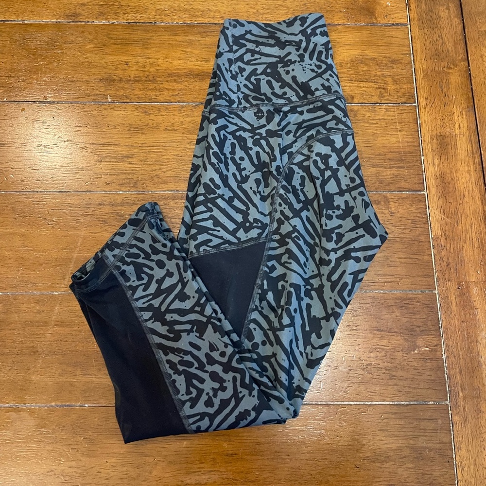 Lululemon Leggings

RARE print with Mesh 

Size -6